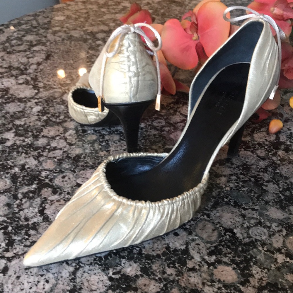 GUCCI 👠AWESOME!!! Sueded a matte gold with tie detail